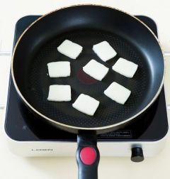 1. 구워먹는 치즈는 먹기 좋은 크기로 잘라 앞뒤로 노릇노릇하게 굽는다.
(Tip 치즈를 도톰하게 썰어서 달구어진 후라이팬에 센불에서 구워야 맛있게 구워진다.)