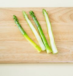 3. 아스파라거스는 끓는 물에 데쳐 찬물에 헹구어 먹기 좋은 크기로 썬다.