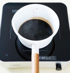 4. 분량의 드레싱 재료를 골고루 섞어 냄비에 넣고 중불로 3분 정도 끓인다.