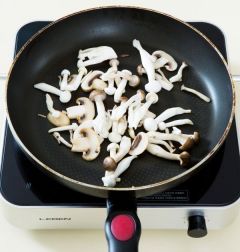 2. 새송이버섯, 양송이버섯, 만가닥버섯은 먹기 좋게 썰어 센 불에서 굽는다.