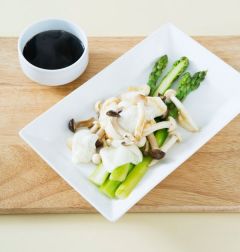 5. 접시에 아스파라거스를 담고 치즈와 버섯을 얹은 후 드레싱을 뿌리거나 곁들인다.