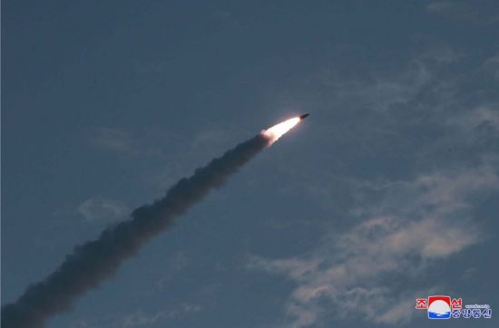 김정은 북한 국무위원장이 한미 군사연습과 남측의 신형군사장비 도입에 반발해 지난 25일 신형전술유도무기의 '위력시위사격'을 직접 조직, 지휘했다고 조선중앙통신이 26일 보도했다. [이미지출처=연합뉴스]