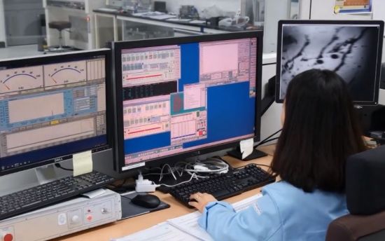 국내 한 연구소에서 운석을 시료로 방사성 탄소연대측정을 하고 있는 모습. [사진=유튜브 화면캡처]