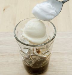 4. 휘핑크림을 얹어 장식한다.