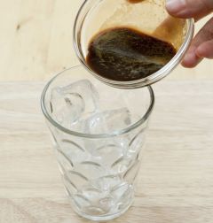 2. ①에 에스프레소를 붓는다.