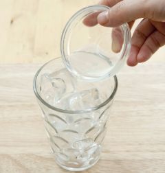 1. 큰 글라스에 설탕 시럽과 얼음을 넣는다.