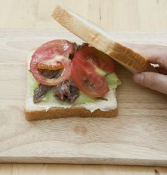 6. 샌드위치용 빵에 양상추와 불고기, 토마토를 올린 후 샌드위치용 빵을 올린다.