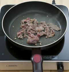 3. 달군 프라이팬에 식용유를 두르고 쇠고기를 넣어 재빨리 볶는다.