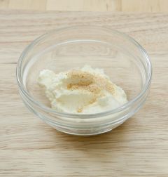 1. 크림치즈 2큰술은 부드러워지도록 실온에 두었다가 마늘가루와 섞는다.