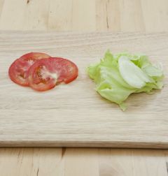 4. 양상추는 찬물에 담갔다가 먹기 좋은 크기로 썰고, 토마토는 슬라이스 한다.