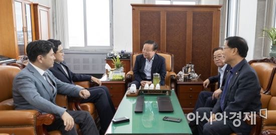 김재원 국회 예결위원장(가운데)이 1일 국회 예결위원장실에서 지상욱 바른미래당 예결위 간사(왼쪽 시계방향), 오신환 원내대표, 이종배 자유한국당 예결위 간사, 윤후덕 더불어민주당 예결위 간사와 간담회를 갖고 있다./윤동주 기자 doso7@