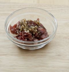 2. 쇠고기는 먹기 좋은 크기로 썰어 쇠고기 양념 재료에 버무린다.