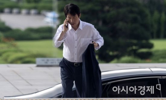 여야가 추경안을 놓고 난항을 겪고 있는 2일 이인영 더불어민주당 원내대표가 국회 본청으로 들어서고 있다. 이인영 원내대표는 지난 1일 본회의에 대비해 국회에서 밤을 지샜다./윤동주 기자 doso7@