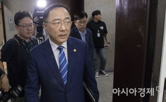 홍남기 경제부총리가 추경안 협조를 구하기 위해 24일 국회를 방문, 이인영 원내대표를 만나기 위해 원내대표실로 들어가고 있다./윤동주 기자 doso7@