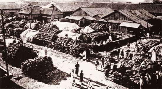 일제강점기 군산항에 집결된 쌀의 모습. 일제는 1876년 조선 개항 이후부터 조선에서 쌀과 콩 등 곡물을 헐값에 대량으로 수입코자했다. 곡물시장 독점을 두고 조선의 지방관들과 청나라 상인들, 일본상인들간 경쟁이 심화되면서 농민들의 삶은 더욱 궁핍해져갔다.(사진=우리역사넷/http://contents.history.go.kr)