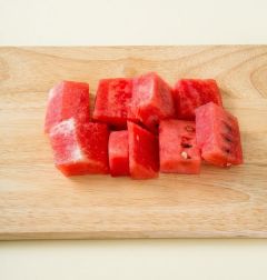 1. 수박은 껍질을 제거하고 적당한 크기로 자른다.