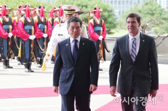 정경두 국방부장관이 9일 서울 용산구 국방부청사 입구에서 마크 에스퍼 미국 국방부장관을 맞이하고 있다./강진형 기자aymsdream@
