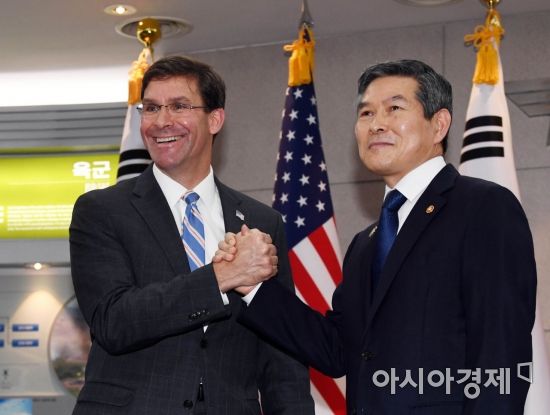 정경두 국방부 장관과 마크 에스퍼 미 국방부 장관이 9일 오전 서울 용산구 국방부에서 한·미 국방부 장관 회담에 앞서 기념촬영을 하고 있다./강진형 기자aymsdream@