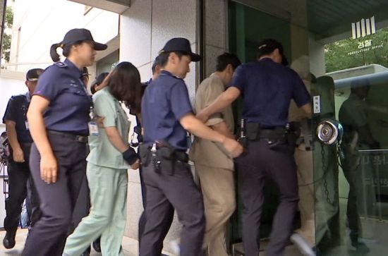 전 남편 살해 혐의로 구속기소 된 고유정이 12일 오전 첫 재판을 받기 위해 제주지방법원으로 이송되고 있다. [이미지출처=연합뉴스]