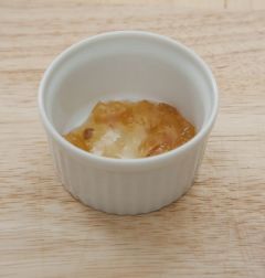 4. 유자청은 곱게 다진 후 그릇 안쪽에 1작은술씩 넣어 얇게 편다.