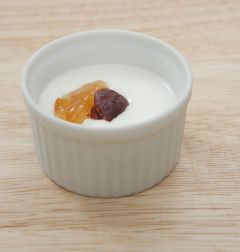 6. 냉장고에 넣어 차게 굳힌 다음 유자청, 말린 크랜베리, 민트 잎를 올려 장식한다.