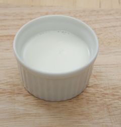 5. ④의 그릇에 ③의 파나코타를 70~80% 정도 채운다.