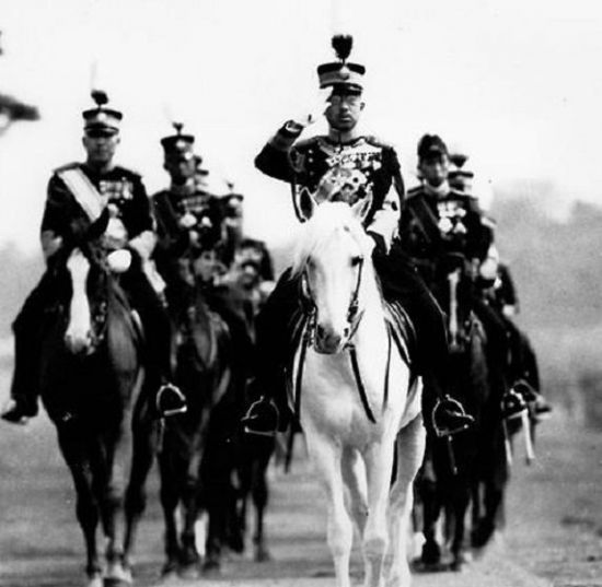 태평양전쟁 당시 일왕인 히로히토의 모습. 일왕 역시 진주만 공습 전 전략이 부재한 일본군의 작전에 대해 질타했으나 군부를 통제하지 못했으며, 일본은 승산이 전혀없는 전쟁의 소용돌이에 뛰어들게 된다.(사진=연합뉴스)