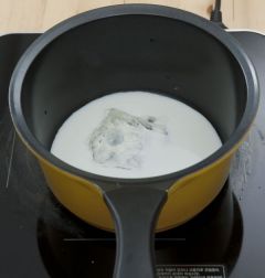 3. ②에 불린 젤라틴을 넣고 덩어리가 생기지 않도록 녹인다.