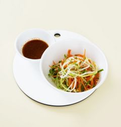 4. 그릇에 오이채와 당근채를 담고 소스를 뿌린 다음 실파와 땅콩을 뿌린다.(Tip 먹기 전에 바로 버무리거나 뿌려서 섞어준다. 미리 섞어 두면 오이채가 금방 숨이 죽어 아삭아삭한 맛이 덜하다.)