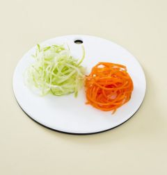 1. 오이와 당근은 채칼을 이용해 가늘게 채 썬다.