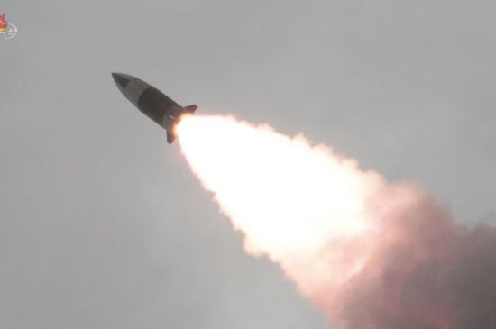 북한이 16일 또다시 김정은 국무위원장의 지도 하에 새 무기 시험사격을 했다고 조선중앙통신이 17일 보도했다. 사진은 조선중앙TV가 공개한 발사 현장으로 '북한판 에이태킴스'로 불리는 단거리 탄도미사일이 표적을 향해 비행하고 있다. (사진=연합뉴스)