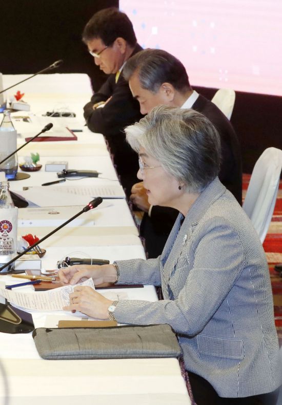 강경화 외교부 장관(사진 하단)이 2일 오전(현지시간) 태국 방콕 센타라 그랜드호텔에서 열린 아세안+3(한중일) 외교장관회의에서 모두 발언하고 있다. 강 장관의 옆에는 왕이 중국 외교부장(중앙)과 고노 다로 일본 외무상이 앉아있다. [이미지출처=연합뉴스]