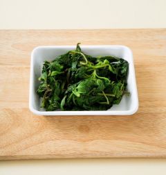 1. 깻순은 끓는 물에 넣어 젓가락으로 뒤적이며 2분 정도 데쳐 헹궈 물기를 꼭 짠다.