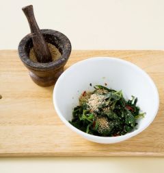 3. 볼에 깻순과 홍고추를 넣고 무침 재료를 모두 넣어 조물조물 무친다.