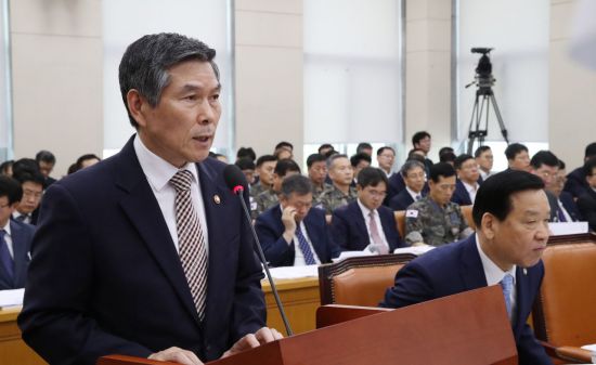 정경두 국방부 장관(왼쪽)이 21일 국회에서 열린 국방위원회 전체회의에서 업무보고를 하고 있다. 오른쪽은 기찬수 병무청장. (사진=연합뉴스)