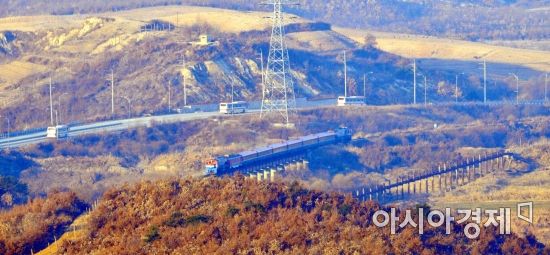 지난해 12월 26일 오전 북측 판문역에서 열리는 남북 철도·도로 연결 및 현대화 사업 착공식 참석자 등을 태운 열차가 도라산역 CIQ를 지나 판문역으로 향하고 있다. <사진=공동취재단>