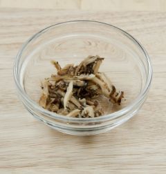 2. 표고버섯 양념 재료를 모두 섞어 표고버섯을 넣고 조물조물 양념하여 잠깐 재운다.