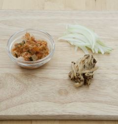 1. 마른 표고버섯은 미지근한 물에 담가 불린 후 물기를 짜고 곱게 채썰고, 배추김치는 채썰어 국물을 꼭 짜고, 양파는 채썬다.