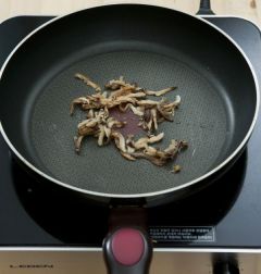 3. 팬에 올리브오일을 약간 두르고 표고버섯, 김치, 양파를 각각 볶아 볼에 담은 후 참기름과 깨소금을 뿌린다.