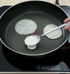 5. 달군 팬에 올리브오일을 약간 두른 후 키친타월로 닦아내어 팬을 코팅 한 후 반죽을 한 숟가락씩 떠 넣어 둥글고 얇은 밀전병을 부친다.