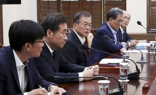 문재인 대통령이 22일 오후 청와대에서 한일군사정보보호협정(GSOMIA) 관련 국가안전보장회의(NSC) 상임위 회의 내용을 보고 받은 뒤 이야기를 나누고 있다.
사진=청와대