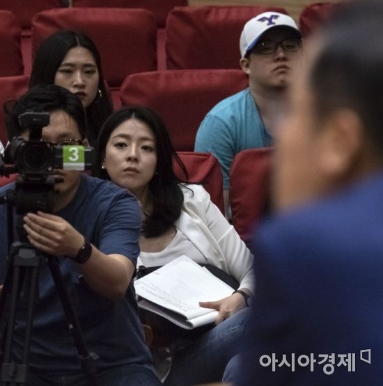 배현진 전 자유한국당 대변인이 10일 국회에서 열린 대학생 리더십 아카데미에서 강연을 하는 홍준표 전 대표를 바라보고 있다./윤동주 기자 doso7@