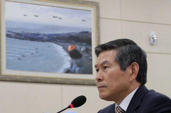 정경두 국방부 장관이 지난 21일 국회에서 열린 국방위원회 전체회의에 참석해 어두운 표정을 짓고 있다. (사진=연합뉴스)