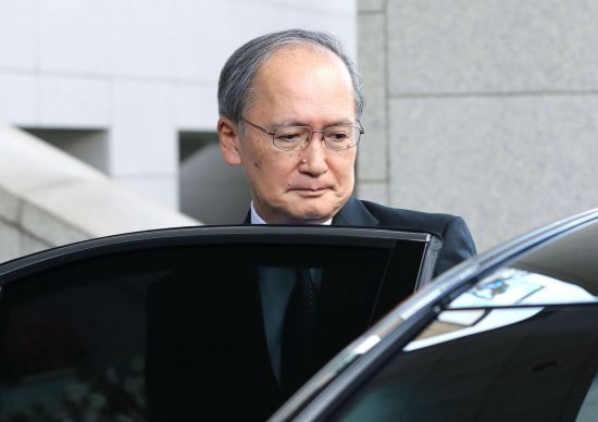 나가미네 야스마사(長嶺安政) 주한 일본대사가 23일 오후 서울 종로구 외교부에서 한일군사정보보호협정(GSOMIA·지소미아) 종료 결정을 담은 공문을 받은 뒤 청사를 나서고 있다. 정부는 전날 '지소미아' 종결을 결정했다. [이미지출처=연합뉴스]