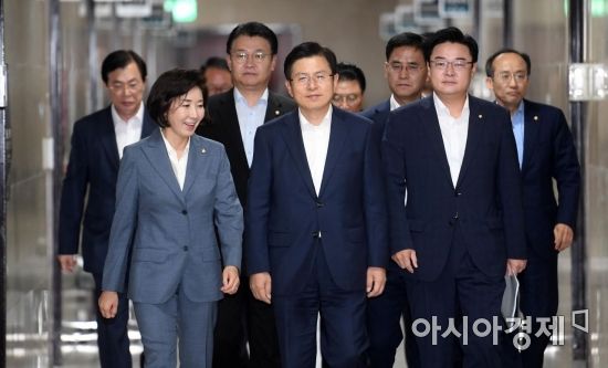 황교안 자유한국당 대표와 나경원 원내대표 등 소속 의원들이 23일 서울 여의도 국회에서 열린 긴급안보연석회의에 참석하고 있다./김현민 기자 kimhyun81@