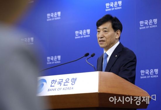 이주열 한국은행 총재가 18일 서울 중구 세종대로 한은 본관에서 열린 금융통화위원회를 마친 뒤 기자간담회를 열고 기준금리 인하 결정 배경을 설명하고 있다. /문호남 기자 munonam@