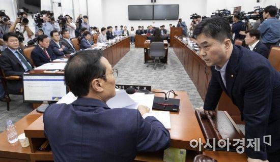 홍영표 국회 정개특위 위원장이 26일 국회에서 열린 정개특위 전체회의에서 김종민 더불어민주당 간사와 이야기를 나누고 있다./윤동주 기자 doso7@