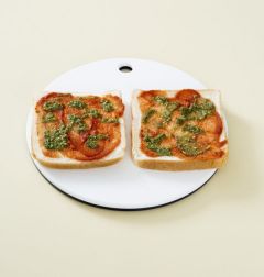 1. 식빵에 토마토 소스를 펴 바르고 바질 페스토를 약간씩 바른다.
(Tip 바질 페스토는 바질, 마늘, 올리브오일, 잣을 넣어 갈아 소금, 후추가루로 간을 한것이다. 마트의 수입재료코너에 가면 쉽게 구입할 수 있다. 토마토와 치즈와 잘 어울려 카프레제나 파스타 등에 활용하면 좋다. 생바질이나 드라이 바질을 뿌리거나 기호에 맞는 오레가노 등의 향신료를 넣는다.)