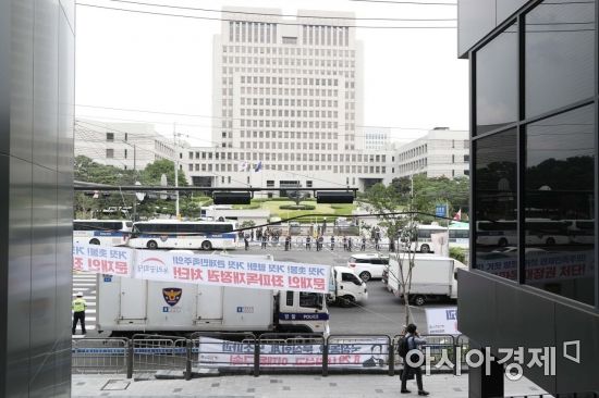 박근혜 전 대통령과 최순실 씨, 이재용 삼성전자 부회장이 연루된 국정농단 사건 상고심 결과가 나오는 29일 서울 서초구 대법원 앞에 경찰 경계가 강화돼 있다. /문호남 기자 munonam@