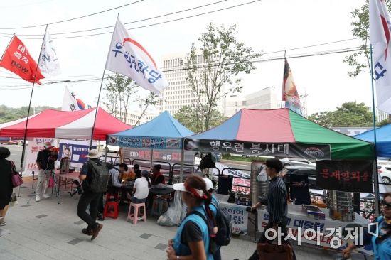 박근혜 전 대통령과 최순실 씨, 이재용 삼성전자 부회장이 연루된 국정농단 사건 상고심 결과가 나오는 29일 서울 서초구 대법원 건너편 인도에 박 전 대통령 무죄 석방을 주장하는 천막이 설치돼 있다. /문호남 기자 munonam@